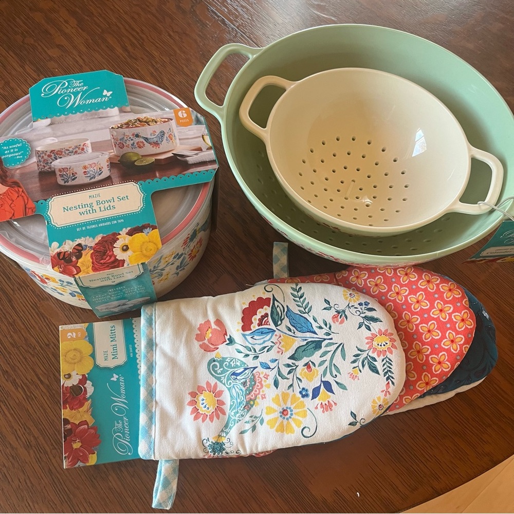 Pioneer Woman bowls, colander, oven mitt set